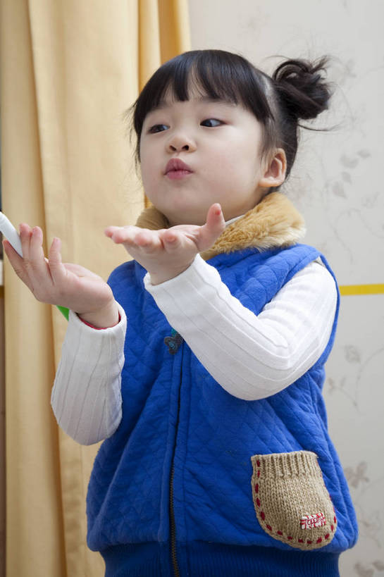 东方人,婴儿,儿童,五官,脸,头发,一个人,家庭,微笑,竖图,彩色,室内,侧面,纯洁,书房,北京,中国,亚洲,图片,休闲装,小孩,小女孩,黑色,白板,休闲,健康,舒服,温暖,温馨,一家人,彩笔,家居,可爱,童年,童趣,摄影,活泼,生活方式,和睦,毛发,宝宝,气氛,居室,纯真,烂漫,无邪,羊角辫,无忧无虑,伶俐,天真,女孩,中国人,孩子,画画,坐着,半身,愉快,融洽,bj174