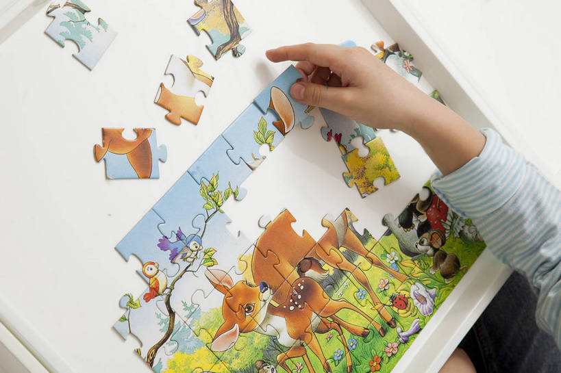 东方人,儿童,手,头发,一个人,家庭,客厅,站,横图,彩色,室内,特写,正面,游戏,纯洁,沙发,拼图,北京,中国,亚洲,图片,书桌,小孩,小女孩,黑色,站着,休闲,健康,舒服,温暖,温馨,一家人,家居,可爱,童年,童趣,摄影,生活方式,和睦,毛发,气氛,居室,无忧无虑,天真,男孩,男人,男性,女孩,中国人,孩子,玩耍,站立,坐着,半身,愉快,融洽,男生,bj174