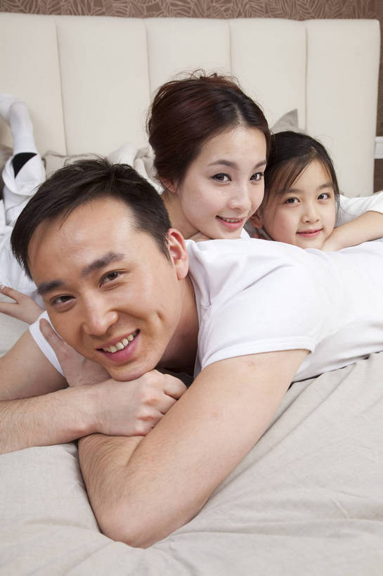 东方人,儿童,中年人,五官,脸,头发,三个人,家庭,母亲,父亲,女儿,站,笑,竖图,彩色,室内,正面,纯洁,儿童房,卧室,北京,中国,亚洲,图片,休闲装,小孩,小女孩,黑色,趴着,站着,休息,休闲,健康,舒服,温暖,温馨,父女,母女,三口之家,一家人,家居,可爱,童年,童趣,摄影,生活方式,照顾,和睦,毛发,气氛,居室,无忧无虑,天真,男孩,男人,男性,女人,中国人,孩子,年轻人,站立,半身,爱,愉快,融洽,男生,bj174