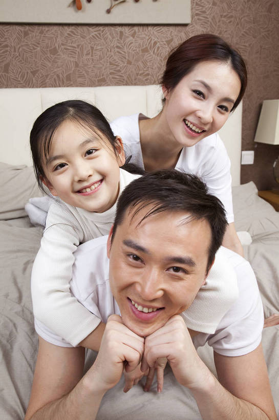 东方人,儿童,中年人,五官,脸,头发,三个人,家庭,母亲,父亲,女儿,站,笑,竖图,彩色,室内,正面,纯洁,儿童房,卧室,北京,中国,亚洲,图片,休闲装,小孩,小女孩,黑色,趴着,站着,休息,休闲,健康,舒服,温暖,温馨,父女,母女,三口之家,一家人,家居,可爱,童年,童趣,摄影,生活方式,照顾,和睦,毛发,气氛,居室,无忧无虑,天真,男孩,男人,男性,女人,中国人,孩子,年轻人,站立,半身,爱,愉快,融洽,男生,bj174