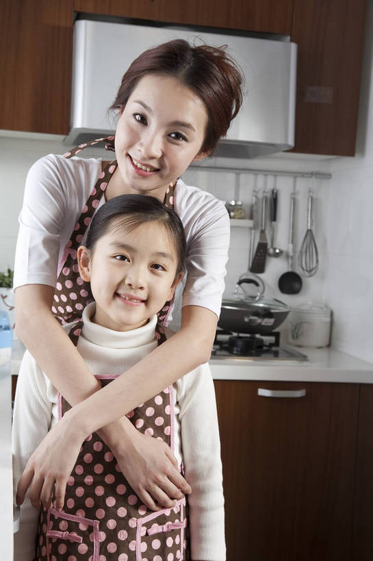 东方人,儿童,中年人,五官,脸,头发,两个人,家庭,母亲,女儿,站,笑,竖图,彩色,室内,正面,家务,纯洁,合作,厨房,厨具,北京,中国,亚洲,劳动,图片,围裙,休闲装,小孩,黑色,橱柜,站着,享受,休闲,健康,舒服,温暖,温馨,母女,一家人,家居,可爱,美女,童年,童趣,摄影,生活方式,照顾,和睦,毛发,气氛,居室,团圆,无忧无虑,天真,男孩,男人,男性,女孩,女人,中国人,孩子,年轻人,站立,做饭,半身,爱,愉快,融洽,男生,bj174