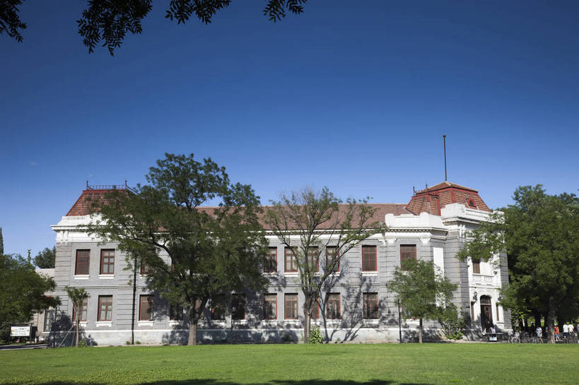 无人,学校,教学楼,横图,室外,白天,旅游,度假,草坪,名胜古迹,树林,标志建筑,地标,建筑,北京,中国,遗迹,古迹,文物,娱乐,建设,古建筑,校园,蓝天,享受,休闲,旅游胜地,放松,风光,中国文化,古文明,东亚,旅行,传统文化,清华大学,bj174