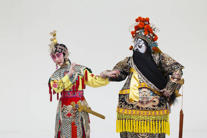 两个人,演员,横图,彩色,白色背景,正面,化妆,北京,中国,亚洲,表演,艺术,造型,鲜艳,头饰,图片,注视,文化,脸谱,观察,看,站着,表情,姿势,摄影,服饰,观看,动作,察看,关注,中国文化,唱戏,戏剧,民族服饰,演出服,京剧,东亚,戏曲,国粹,军事家,青衣,男人,女人,中国人,年轻人,情侣,半身,影棚拍摄,化装,西楚霸王,项籍,项羽,中国戏曲,传统文化,霸王别姬,虞姬,舞台妆,角色,花脸,净,bj174