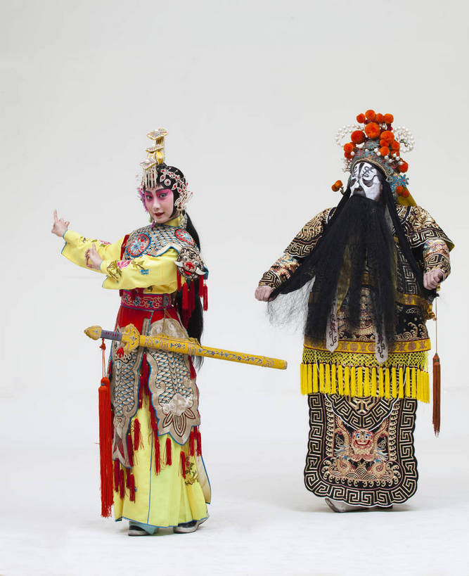 两个人,演员,竖图,彩色,白色背景,正面,化妆,北京,中国,亚洲,表演,艺术,造型,鲜艳,头饰,图片,注视,文化,脸谱,观察,看,站着,表情,竖,姿势,摄影,服饰,观看,动作,察看,关注,中国文化,唱戏,戏剧,民族服饰,演出服,京剧,东亚,戏曲,国粹,军事家,青衣,男人,女人,中国人,年轻人,情侣,全身,影棚拍摄,化装,西楚霸王,项籍,项羽,中国戏曲,传统文化,霸王别姬,虞姬,舞台妆,角色,花脸,净,bj174