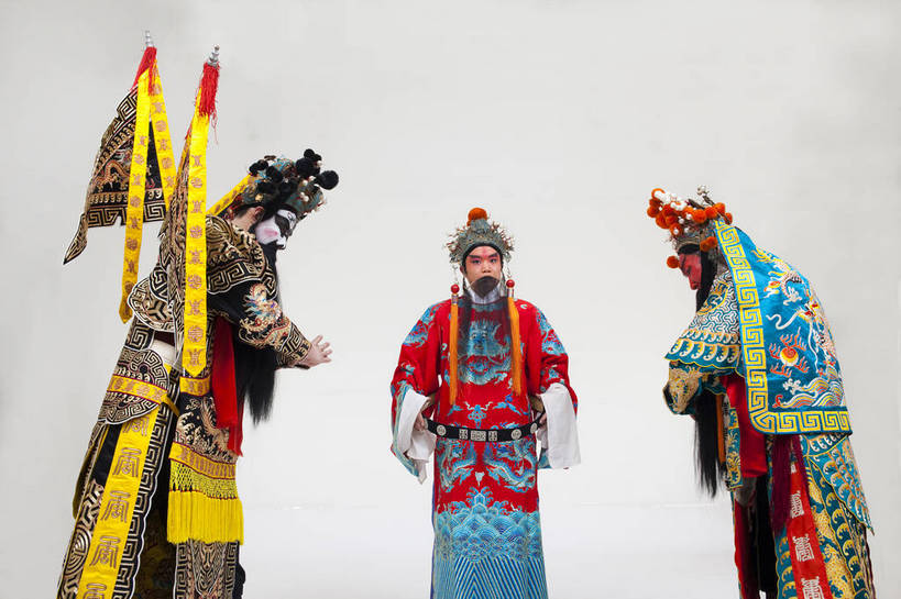 中年人,三个人,兄弟,演员,横图,彩色,白色背景,正面,化妆,北京,中国,亚洲,表演,艺术,造型,鲜艳,头饰,图片,注视,文化,脸谱,观察,看,站着,表情,姿势,摄影,服饰,观看,皇帝,动作,权威,察看,高贵,关注,中国文化,戏剧,民族服饰,演出服,京剧,东亚,将军,戏曲,国粹,关公,刘备,权力,统治,权势,天子,将领,九五之尊,圣上,统治者,陛下,官家,势力,男人,中国人,半身,影棚拍摄,化装,车骑将军,司隶校尉,张飞,张益德,张翼德,中国戏曲,昭烈皇帝,烈祖,刘玄德,关长生,关羽,关云长,传统文化,舞台妆,角色,结拜,情义,桃园结义,桃园三结义,花脸,净,bj174