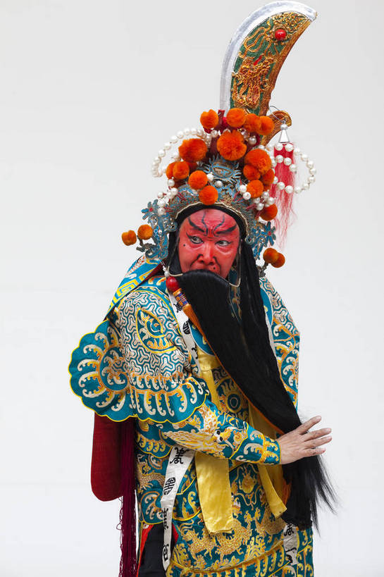 中年人,一个人,演员,竖图,彩色,白色背景,正面,化妆,北京,中国,亚洲,仅一个人,表演,艺术,造型,鲜艳,头饰,图片,注视,文化,脸谱,观察,看,站着,表情,竖,姿势,摄影,服饰,观看,动作,察看,关注,中国文化,戏剧,民族服饰,演出服,京剧,东亚,国粹,美猴王,男人,中国人,半身,影棚拍摄,化装,中国戏曲,武生,传统文化,舞台妆,bj174