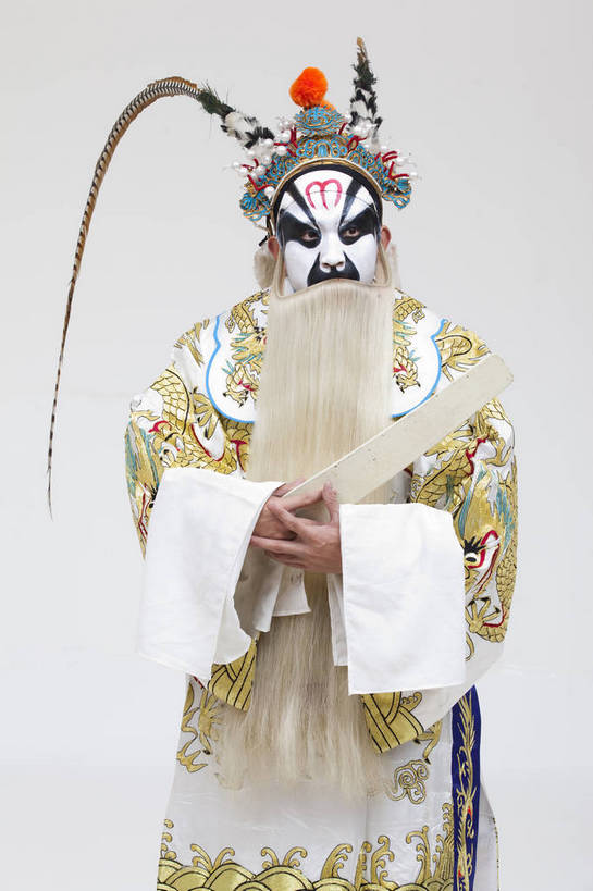 中年人,一个人,演员,竖图,彩色,白色背景,正面,化妆,北京,中国,亚洲,仅一个人,表演,神话,艺术,造型,鲜艳,头饰,图片,注视,文化,脸谱,观察,看,站着,表情,竖,姿势,摄影,龙王,服饰,观看,动作,神仙,察看,关注,中国文化,戏剧,传说,民族服饰,演出服,京剧,东亚,戏曲,国粹,中国神话,男人,中国人,半身,影棚拍摄,化装,中国戏曲,传统文化,舞台妆,角色,花脸,净,bj174