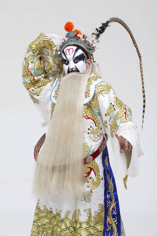 中年人,一个人,演员,竖图,彩色,白色背景,正面,化妆,北京,中国,亚洲,仅一个人,表演,神话,艺术,造型,鲜艳,头饰,图片,注视,文化,脸谱,观察,看,站着,表情,竖,姿势,摄影,龙王,服饰,观看,动作,神仙,察看,关注,中国文化,戏剧,传说,民族服饰,演出服,京剧,东亚,戏曲,国粹,中国神话,男人,中国人,半身,影棚拍摄,化装,中国戏曲,传统文化,舞台妆,角色,花脸,净,bj174