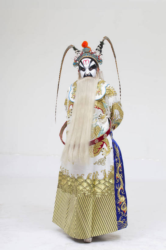中年人,一个人,演员,竖图,彩色,白色背景,正面,化妆,北京,中国,亚洲,仅一个人,表演,神话,艺术,造型,鲜艳,头饰,图片,注视,文化,脸谱,观察,看,站着,表情,竖,姿势,摄影,龙王,服饰,观看,动作,神仙,察看,关注,中国文化,戏剧,传说,民族服饰,演出服,京剧,东亚,戏曲,国粹,中国神话,男人,中国人,全身,影棚拍摄,化装,中国戏曲,传统文化,舞台妆,角色,花脸,净,bj174
