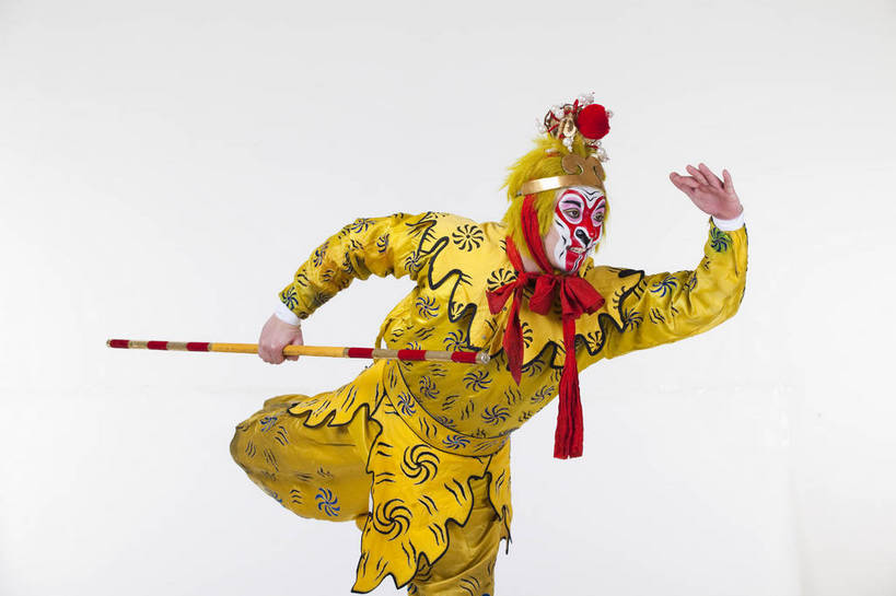 中年人,一个人,演员,横图,彩色,白色背景,正面,化妆,北京,中国,亚洲,仅一个人,表演,艺术,造型,鲜艳,头饰,图片,注视,文化,脸谱,观察,看,表情,姿势,摄影,服饰,观看,动作,察看,关注,中国文化,金箍棒,戏剧,民族服饰,演出服,京剧,东亚,国粹,美猴王,男人,中国人,半身,影棚拍摄,化装,中国戏曲,武生,传统文化,舞台妆,bj174