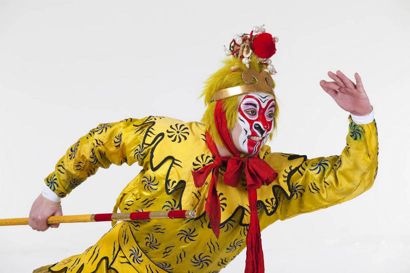 中年人,一个人,演员,横图,彩色,白色背景,正面,化妆,北京,中国,亚洲,仅一个人,表演,艺术,造型,鲜艳,头饰,图片,注视,文化,脸谱,观察,看,表情,姿势,摄影,服饰,观看,动作,察看,关注,中国文化,金箍棒,戏剧,民族服饰,演出服,京剧,东亚,国粹,美猴王,男人,中国人,半身,影棚拍摄,化装,中国戏曲,武生,传统文化,舞台妆,bj174