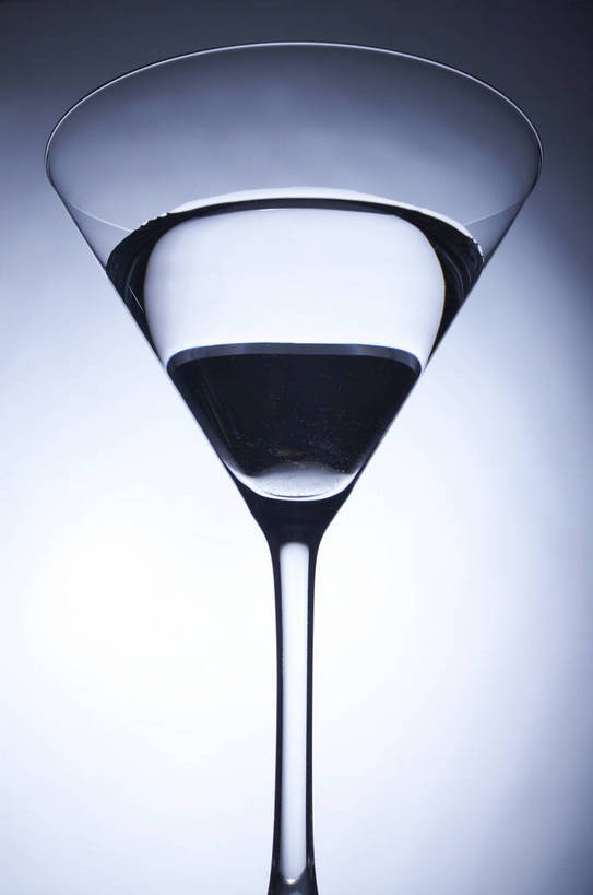 无人,竖图,特写,棚拍,静物,杯子,玻璃,喝,形状,透明,高脚杯,水晶,饮品,背光,生活,营养,饮料,水杯,矿泉水,品味,健康,优雅,简单,情调,逆光,蒸馏水,水晶制品,格调,矿物质,玻璃杯,晶莹,bj174