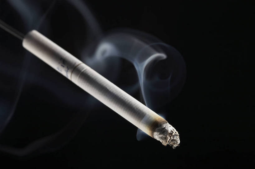 无人,吸烟,横图,室内,特写,白色背景,静物,香烟,环保,燃烧,物品,一个,点燃,健康,烟,能源,污染,回收,危害,资源,主题,问题,能量,利用,低碳,循环,持续,影棚拍摄,bj174