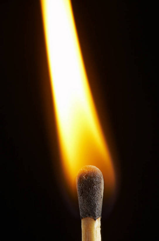 无人,竖图,室内,特写,白色背景,静物,火,环保,木质,火柴,燃烧,物品,一个,红色,点燃,能源,生态,回收,火光,资源,火柴头,主题,能量,利用,低碳,循环,持续,影棚拍摄,bj174