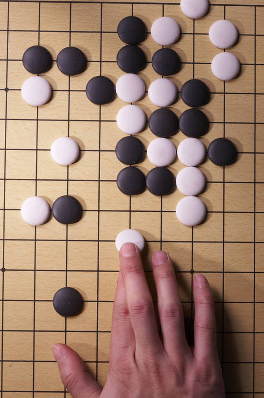 手,摄影师,竖图,俯视,室内,特写,白天,静物,中国,古老,民俗,图片,灯光,历史,文化,传统,东方,民族,棋子,棋盘,安静,下棋,摄影,围棋,摄像师,幽静,高角度拍摄,bj174