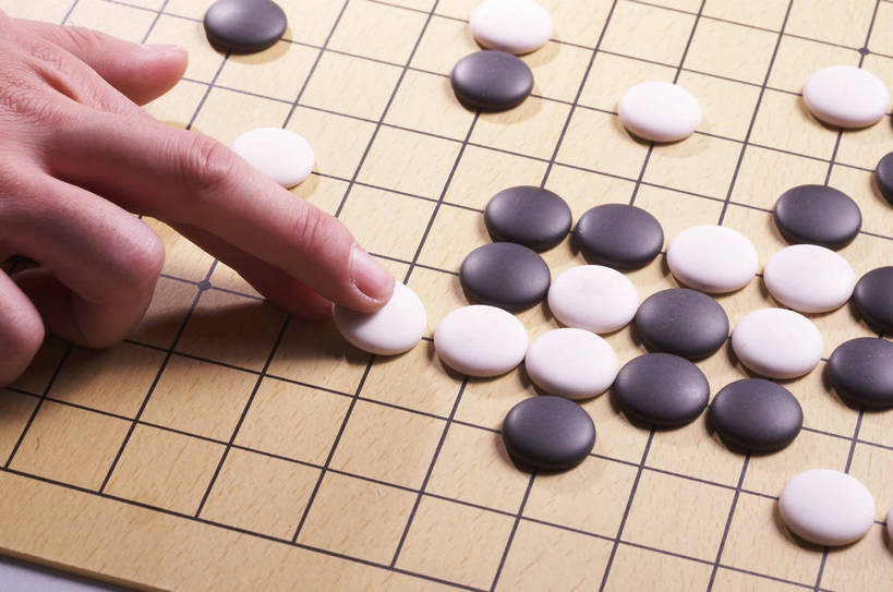 手,摄影师,横图,俯视,室内,特写,白天,静物,中国,古老,民俗,图片,灯光,历史,文化,传统,东方,民族,棋子,棋盘,安静,下棋,摄影,围棋,摄像师,幽静,高角度拍摄,bj174