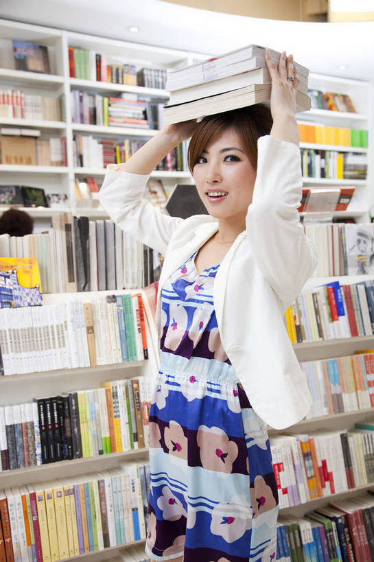 东方人,一个人,商店,书店,微笑,竖图,彩色,室内,白天,侧面,购物,看书,时尚,阅读,快乐,纯洁,消费,商场,北京,中国,亚洲,仅一个人,丰富,图片,休闲装,顾客,书柜,站着,休闲,活力,可爱,乐趣,童年,童趣,浏览,摄影,生活方式,童真,烂漫,无邪,天真,年轻女性,女人,女性,亚洲人,中国人,年轻人,书,休闲活动,半身,愉快,购物中心,顶着,商业活动,bj174