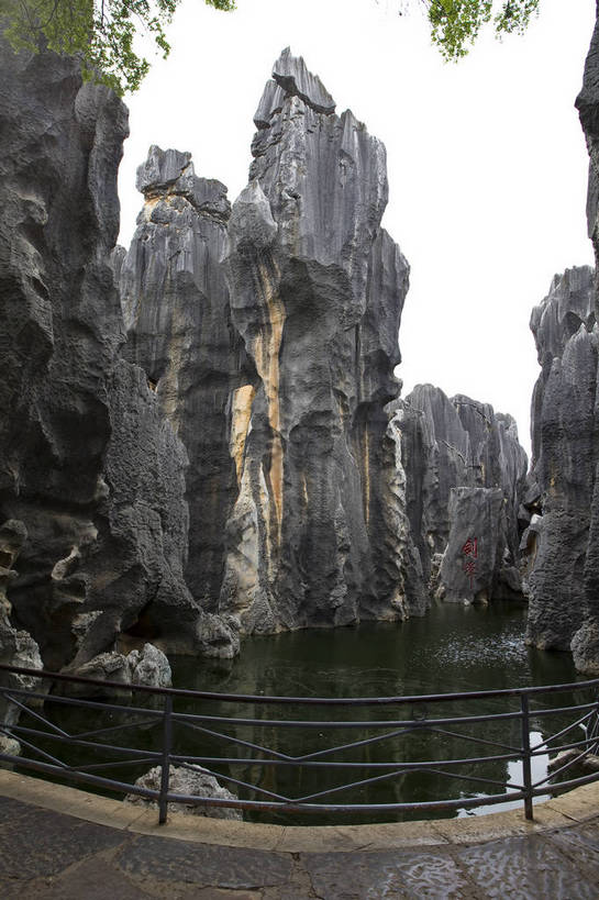 无人,竖图,彩色,室外,白天,旅游,度假,湖,石头,名胜古迹,石林,标志建筑,地标,建筑,昆明,中国,亚洲,遗迹,石子,图片,巨石,古迹,文物,娱乐,建设,古建筑,云南,树木,湖水,享受,休闲,旅游胜地,放松,摄影,文明,中国文化,自然风光,昆明市,古文明,东亚,云南省,中华人民共和国,省会,西南地区,滇,自然遗产,石林县,石林彝族自治县,石块,岩石,旅行,云南石林地质公园,传统文化,浮桥,bj174
