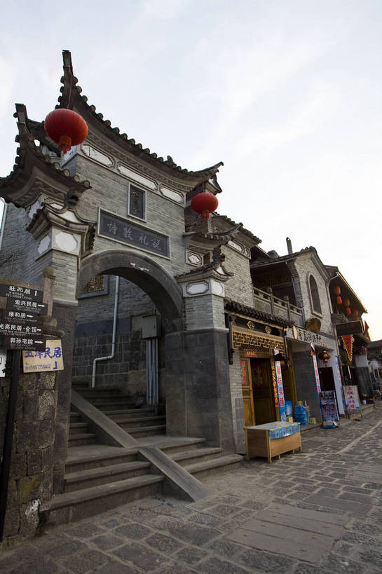 无人,竖图,彩色,室外,白天,旅游,度假,美景,名胜古迹,标志建筑,城市,道路,地标,建筑,街道,路,公路,腾冲,中国,亚洲,遗迹,民俗,图片,景观,建筑群,牌楼,交通,古典,古迹,历史,文物,娱乐,建设,古建筑,云南,民居,古镇,古代,地标建筑,享受,休闲,旅游胜地,景色,放松,摄影,都市风光,文明,中国文化,古文明,东亚,云南省,中华人民共和国,西南地区,滇,保山,保山市,古远,马路,旅行,旧居,传统文化,门匾,和顺古镇,腾冲县,bj174