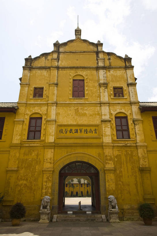 无人,学校,竖图,彩色,室外,白天,旅游,度假,名胜古迹,标志建筑,城市,地标,建筑,昆明,中国,遗迹,民俗,图片,大门,建筑群,古典,古迹,历史,文物,娱乐,建设,古建筑,云南,古代,地标建筑,享受,休闲,旅游胜地,放松,摄影,纪念堂,都市风光,文明,中国文化,古文明,古远,旅行,传统文化,bj174