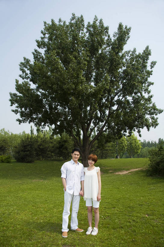 东方人,成年人,两个人,公园,站,微笑,竖图,彩色,室外,白天,正面,爱情,度假,时尚,快乐,幸福,纯洁,草地,草坪,树林,图片,注视,休闲装,树,自然,郊游,休闲,健康,放松,活力,可爱,乐趣,美女,亲密,童年,童趣,摄影,生活方式,轻松,户外活动,童真,烂漫,无邪,天真,男人,男性,年轻男性,年轻女性,女人,女性,亚洲人,中国人,年轻人,情侣,休闲活动,全身,bj174