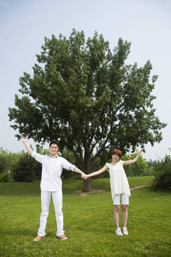 东方人,成年人,两个人,公园,笑,竖图,彩色,室外,白天,正面,爱情,度假,时尚,快乐,幸福,纯洁,草地,草坪,树林,图片,休闲装,树,自然,站着,郊游,休闲,健康,放松,活力,可爱,乐趣,美女,亲密,童年,童趣,摄影,生活方式,轻松,户外活动,童真,烂漫,无邪,天真,男人,男性,年轻男性,年轻女性,女人,女性,亚洲人,中国人,年轻人,情侣,休闲活动,手拉手,全身,愉快,bj174