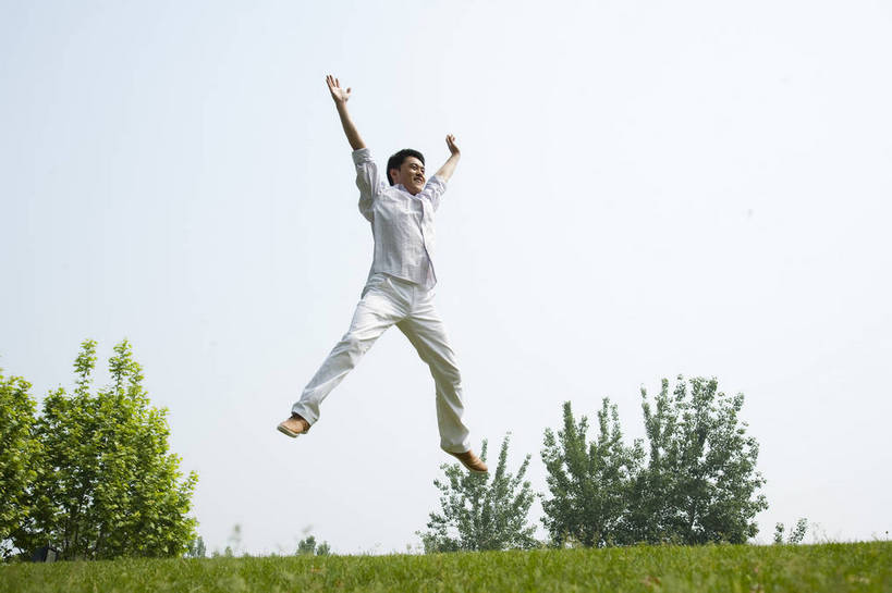 东方人,成年人,一个人,公园,笑,横图,彩色,室外,白天,侧面,度假,时尚,快乐,兴奋,幸福,纯洁,草地,草坪,树林,图片,休闲装,树,自然,郊游,休闲,健康,放松,活力,可爱,乐趣,童年,童趣,摄影,生活方式,轻松,户外活动,童真,烂漫,无邪,天真,男人,男性,年轻男性,亚洲人,中国人,年轻人,休闲活动,跳跃,全身,bj174