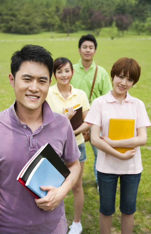 东方人,成年人,伙伴,公园,笑,竖图,彩色,室外,白天,正面,度假,时尚,快乐,友谊,幸福,纯洁,合作,团队,草地,草坪,树林,图片,文件,许多人,休闲装,树,排列,自然,站着,一群人,郊游,休闲,健康,放松,活力,可爱,乐趣,美女,童年,童趣,摄影,生活方式,轻松,同伴,户外活动,童真,烂漫,无邪,天真,友情,男人,男性,年轻男性,年轻女性,女人,女性,亚洲人,中国人,年轻人,休闲活动,半身,愉快,bj174