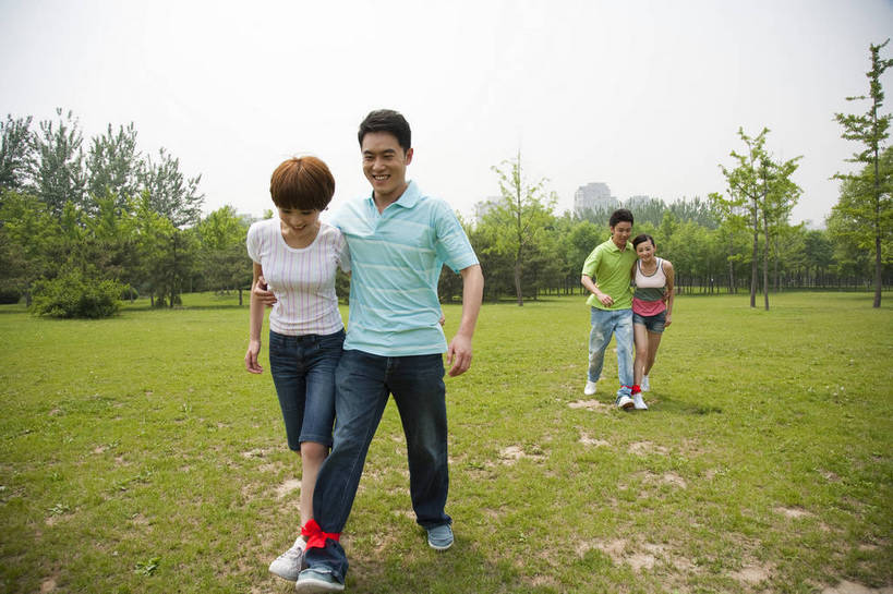 东方人,成年人,伙伴,公园,走,微笑,横图,彩色,室外,白天,正面,度假,时尚,快乐,友谊,幸福,纯洁,合作,团队,草地,草坪,树林,图片,许多人,相拥,休闲装,树,自然,倚靠,一群人,郊游,休闲,健康,放松,活力,可爱,乐趣,美女,童年,童趣,摄影,生活方式,轻松,同伴,户外活动,童真,烂漫,无邪,天真,友情,男人,男性,年轻男性,年轻女性,女人,女性,亚洲人,中国人,年轻人,休闲活动,全身,bj174