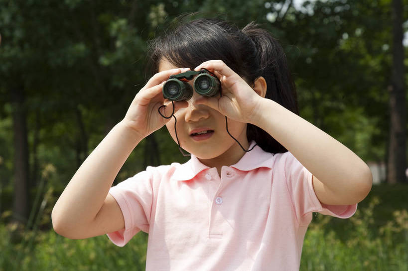 东方人,儿童,一个人,公园,横图,彩色,室外,白天,正面,度假,时尚,快乐,幸福,纯洁,树林,眺望,图片,望远镜,休闲装,小孩,小女孩,自然,站着,郊游,休闲,健康,放松,活力,可爱,乐趣,童年,童趣,摄影,生活方式,轻松,户外活动,童真,烂漫,无邪,天真,女人,女性,亚洲人,中国人,孩子,休闲活动,半身,bj174