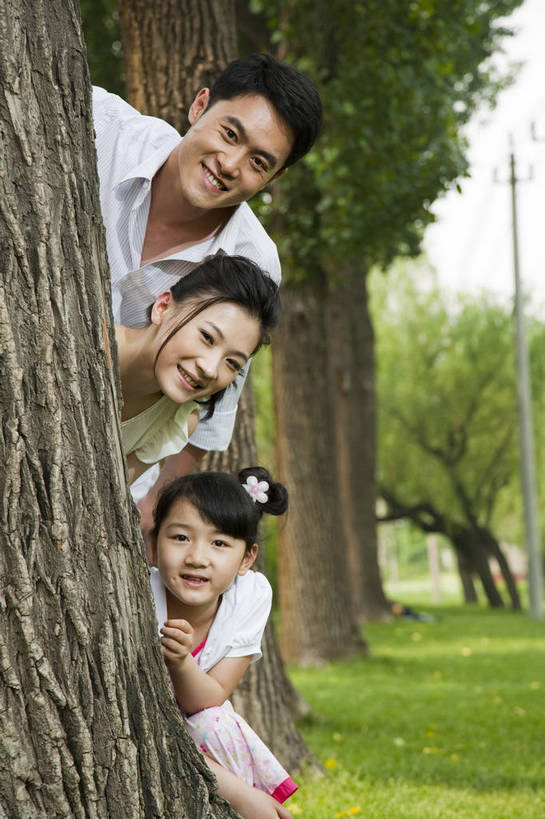 东方人,儿童,成年人,三个人,家庭,父母,母亲,父亲,女儿,公园,微笑,竖图,彩色,室外,白天,侧面,度假,时尚,快乐,幸福,纯洁,草地,草坪,树林,图片,休闲装,树,树干,小孩,小女孩,自然,探头,站着,郊游,休息,休闲,健康,温暖,温馨,父女,母女,三口之家,一家人,放松,活力,可爱,乐趣,亲密,童年,童趣,摄影,生活方式,和睦,轻松,户外活动,童真,烂漫,无邪,天真,男人,男性,年轻男性,年轻女性,女人,女性,亚洲人,中国人,孩子,年轻人,休闲活动,全身,爱,融洽,bj174