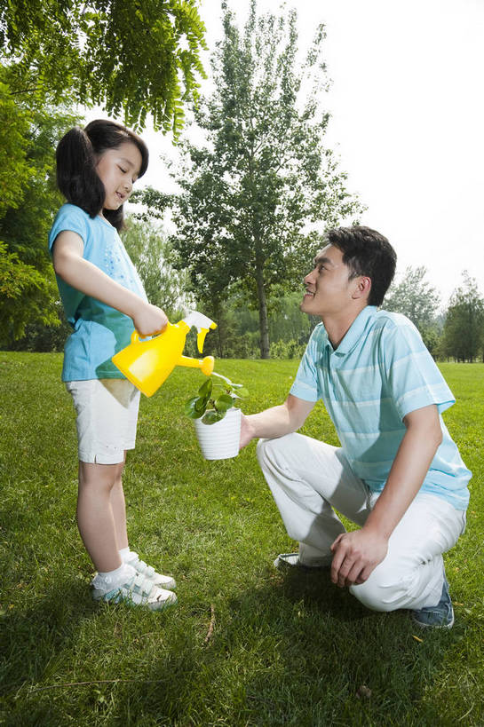 东方人,儿童,成年人,两个人,家庭,父亲,女儿,公园,微笑,竖图,彩色,室外,白天,侧面,度假,时尚,快乐,幸福,纯洁,草地,草坪,树林,花盆,图片,休闲装,浇花,浇水,小孩,小女孩,自然,站着,郊游,休闲,健康,温馨,父女,放松,活力,可爱,乐趣,亲密,童年,童趣,摄影,生活方式,轻松,户外活动,童真,烂漫,无邪,天真,男人,男性,年轻男性,亚洲人,中国人,孩子,年轻人,休闲活动,蹲着,全身,爱,bj174