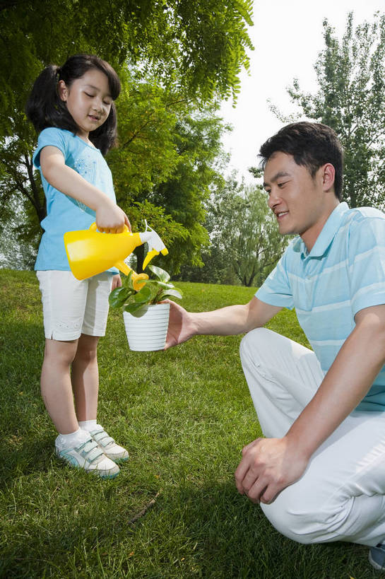 东方人,儿童,成年人,两个人,家庭,父亲,女儿,公园,微笑,竖图,彩色,室外,白天,侧面,度假,时尚,快乐,幸福,纯洁,草地,草坪,树林,花盆,图片,休闲装,浇花,浇水,小孩,小女孩,自然,站着,郊游,休闲,健康,温馨,父女,放松,活力,可爱,乐趣,亲密,童年,童趣,摄影,生活方式,轻松,户外活动,童真,烂漫,无邪,天真,男人,男性,年轻男性,亚洲人,中国人,孩子,年轻人,休闲活动,蹲着,全身,爱,bj174
