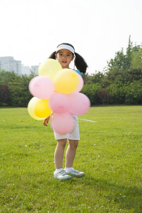 东方人,儿童,一个人,公园,微笑,竖图,彩色,室外,白天,正面,度假,时尚,游戏,快乐,幸福,纯洁,草地,草坪,树林,图片,休闲装,小孩,小女孩,自然,气球,站着,郊游,休闲,健康,放松,活力,可爱,乐趣,童年,童趣,摄影,生活方式,轻松,户外活动,童真,烂漫,无邪,天真,女人,女性,亚洲人,中国人,孩子,休闲活动,玩耍,全身,bj174