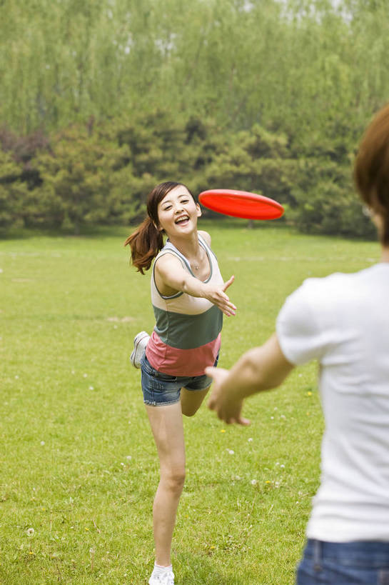 东方人,竖图,彩色,室外,白天,度假,快乐,静物,风车,图片,物品,两个,黄色,红色,自然,郊游,放松,乐趣,摄影,生活方式,轻松,户外活动,亚洲人,中国人,年轻人,休闲活动,全身,bj174