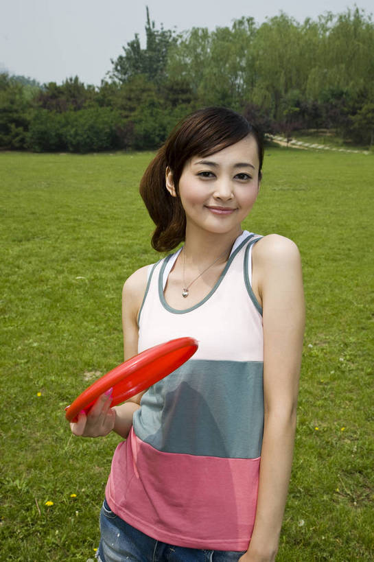 东方人,成年人,一个人,公园,竖图,彩色,室外,白天,度假,时尚,游戏,快乐,兴奋,幸福,纯洁,运动,草地,草坪,树林,图片,休闲装,树,自然,飞盘,郊游,休闲,健康,放松,活力,可爱,乐趣,美女,童年,童趣,摄影,生活方式,轻松,户外活动,童真,烂漫,无邪,投掷,天真,年轻女性,女人,女性,亚洲人,中国人,年轻人,休闲活动,跳跃,玩耍,半身,bj174