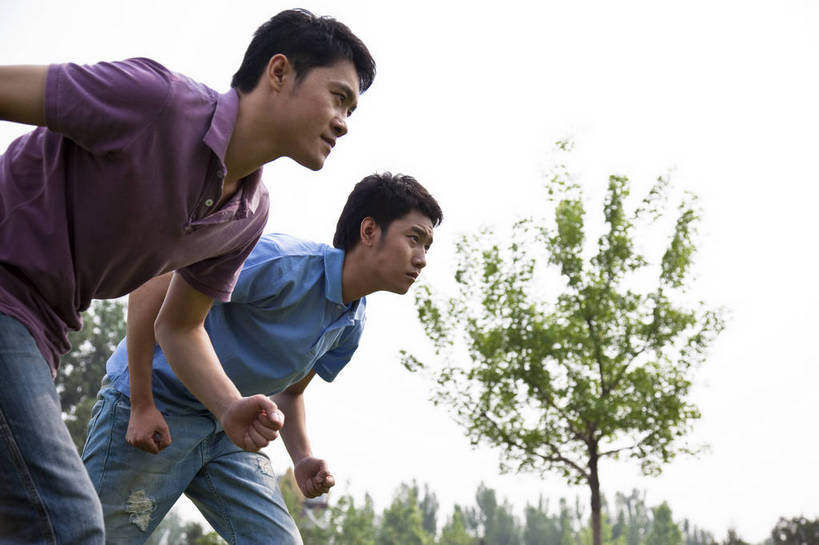 东方人,成年人,两个人,伙伴,公园,跑,微笑,横图,彩色,室外,白天,度假,时尚,快乐,友谊,幸福,纯洁,合作,团队,草地,草坪,树林,起跑,图片,休闲装,树,自然,郊游,休闲,健康,放松,活力,可爱,乐趣,童年,童趣,自信,摄影,生活方式,轻松,同伴,户外活动,童真,烂漫,无邪,较量,天真,友情,男人,男性,年轻男性,亚洲人,中国人,年轻人,休闲活动,半身,bj174