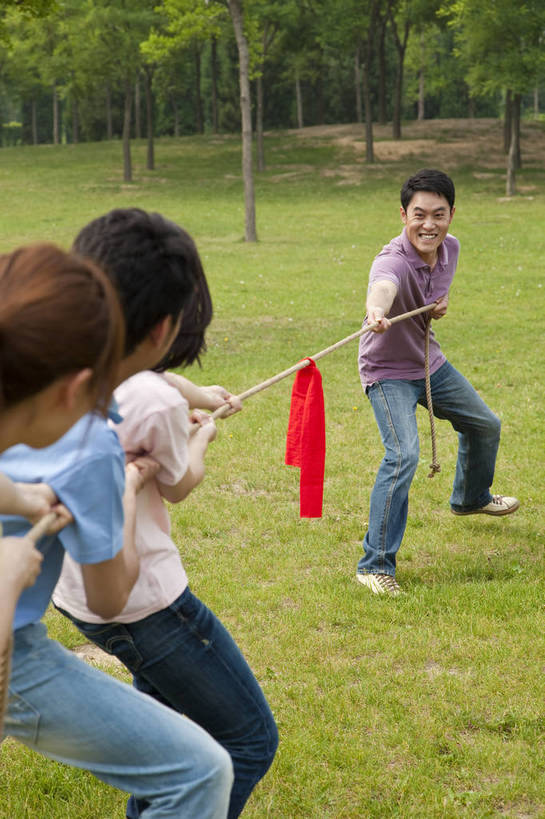 东方人,成年人,伙伴,公园,拉,竖图,彩色,室外,白天,度假,时尚,快乐,友谊,幸福,纯洁,合作,团队,拔河,草地,草坪,树林,图片,许多人,休闲装,树,自然,站着,一群人,郊游,休闲,健康,放松,活力,可爱,乐趣,童年,童趣,摄影,生活方式,轻松,同伴,户外活动,童真,烂漫,无邪,较量,天真,友情,男人,男性,年轻男性,年轻女性,女人,女性,亚洲人,中国人,年轻人,休闲活动,半身,bj174