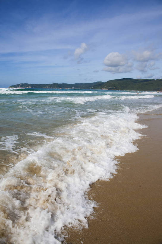 竖图,彩色,室外,白天,旅游,沙滩,山,三亚,图片,海南,天空,自然,海水,旅游胜地,摄影,潮水,海,海滩,旅行,亚龙湾,bj174