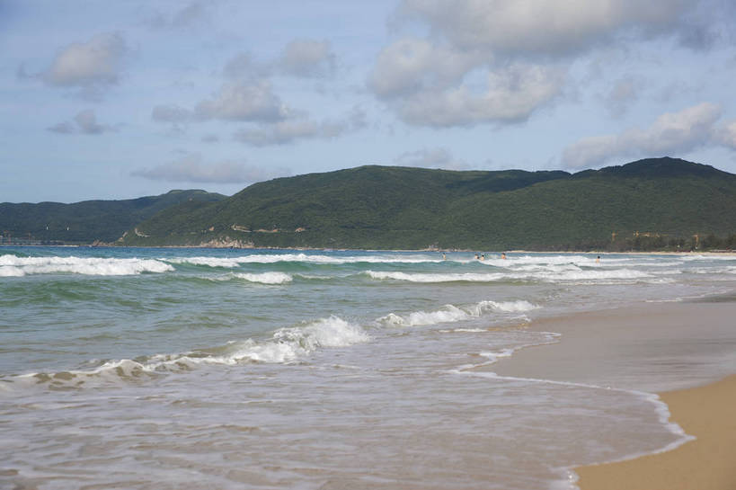 横图,彩色,室外,白天,旅游,沙滩,山,三亚,图片,海南,天空,自然,海水,旅游胜地,摄影,潮水,海,海滩,旅行,亚龙湾,bj174