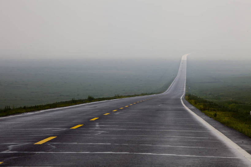 无人,横图,彩色,室外,白天,草地,草原,田园,道路,风车,环保,电力,钢材,电缆,电线,图片,支架,电塔,白云,天空,自然,摄影,新能源,能源,风光,支撑,资源,原野,供电设备,高压电塔,高压输电线,高压电线塔,高压塔,bj174