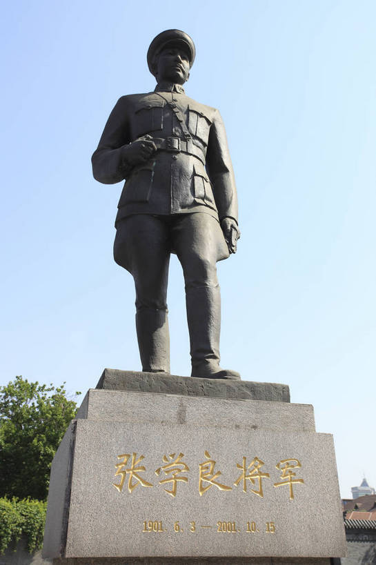 无人,竖图,彩色,室外,特写,白天,旅游,度假,名胜古迹,标志建筑,城市,地标,建筑,雕塑,中国,遗迹,雕像,图片,古迹,文物,娱乐,建设,古建筑,享受,休闲,旅游胜地,放松,摄影,中国文化,古文明,辽宁,沈阳,历史人物,张氏帅府,传统文化,副司令,中华民国陆海空军副司令,张汉卿,张少帅,张学良,bj174