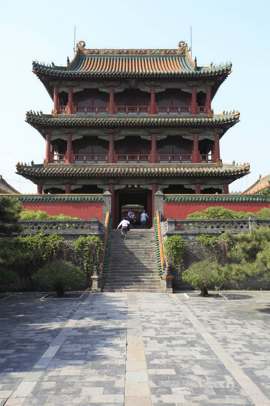 竖图,彩色,室外,白天,旅游,度假,名胜古迹,标志建筑,地标,建筑,中国,游人,遗迹,图片,庭院,文化遗产,古迹,文物,娱乐,建设,古建筑,历史建筑,享受,休闲,旅游胜地,放松,摄影,古代建筑,中国文化,古文明,辽宁,沈阳,门楼,皇宫,传统文化,bj174