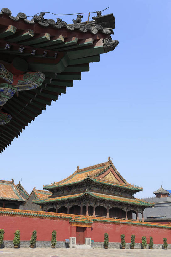 无人,竖图,彩色,室外,白天,旅游,度假,名胜古迹,门,标志建筑,地标,建筑,中国,遗迹,图片,文化遗产,古迹,文物,娱乐,建设,古建筑,历史建筑,红色,享受,休闲,旅游胜地,放松,摄影,古代建筑,中国文化,古文明,辽宁,沈阳,皇宫,传统文化,门匾,bj174