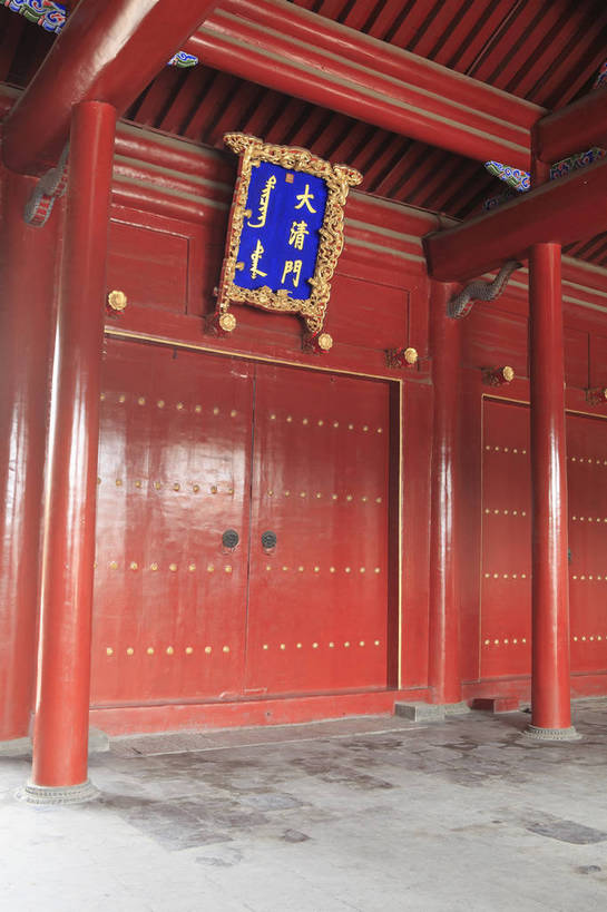 无人,竖图,彩色,室外,白天,旅游,度假,名胜古迹,门,标志建筑,地标,建筑,中国,遗迹,图片,文化遗产,古迹,文物,娱乐,建设,古建筑,历史建筑,红色,享受,休闲,旅游胜地,放松,摄影,古代建筑,中国文化,古文明,辽宁,沈阳,皇宫,传统文化,门匾,bj174