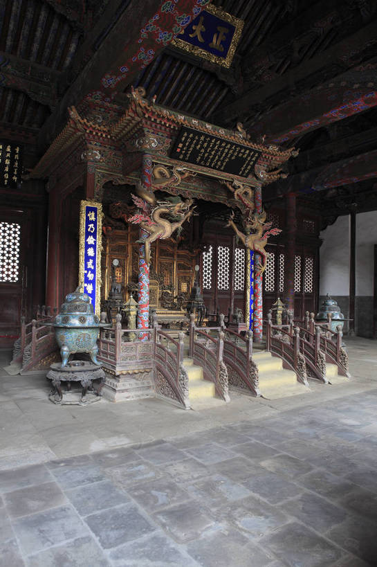 无人,宫殿,竖图,彩色,室内,白天,旅游,度假,名胜古迹,标志建筑,地标,建筑,中国,遗迹,图片,文化遗产,古迹,文物,娱乐,建设,古建筑,大堂,历史建筑,享受,休闲,旅游胜地,放松,摄影,古代建筑,中国文化,古文明,辽宁,沈阳,龙椅,皇宫,传统文化,bj174