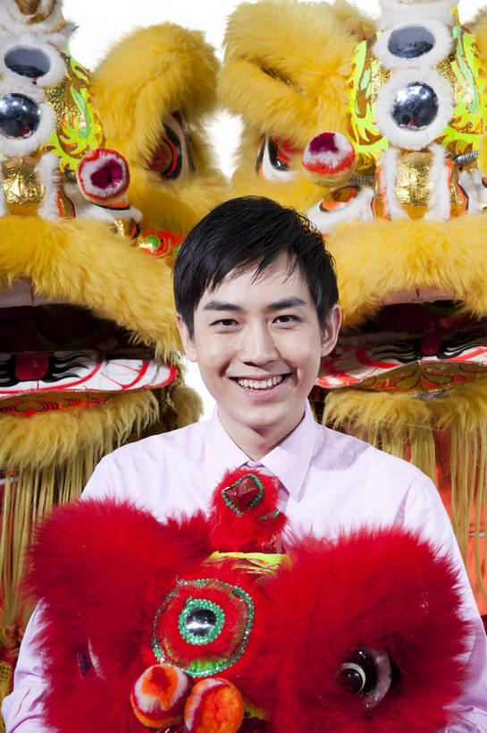 东方人,一个人,演员,笑,竖图,彩色,室内,白天,抠图,白色背景,正面,衬衫,满意,兴奋,狮子,北京,中国,春节,新年,亚洲,舞狮,表演,正装,节日,艺术,造型,鲜艳,图片,文化,享受,喜庆,姿势,摄影,中国文化,狮子头,东亚,男人,男性,年轻男性,亚洲人,中国人,年轻人,坐着,半身,影棚拍摄,传统文化,bj174