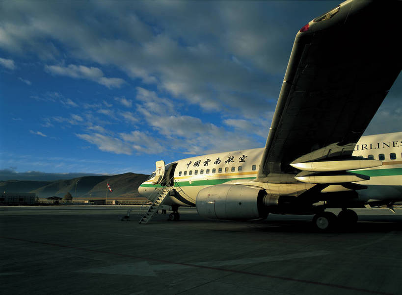 摄影师,机场,横图,彩色,照片,室外,旅游,山,飞机,中国,乌云,云,云朵,云彩,云南,东方,天,远景,摄影,摄像师,香格里拉机场,bj174