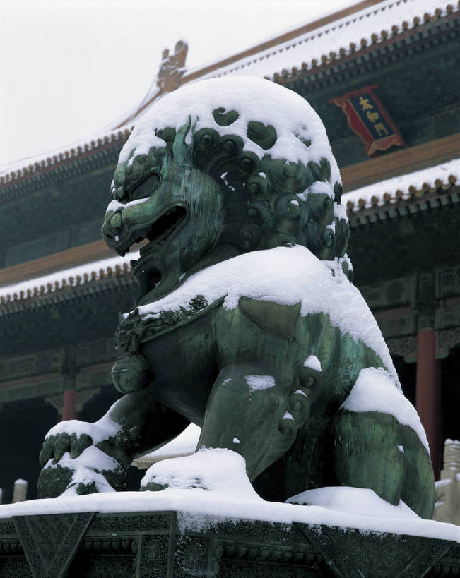摄影师,故宫,竖图,彩色,照片,室外,旅游,雪,标志建筑,地标,建筑,狮子,雕塑,北京,中国,古老,遗迹,冬天,建筑群,古典,历史,文化,建设,古建筑,石雕,石刻,遗址,东方,风景,石狮,概念,摄影,近景,摄像师,旧址,bj174