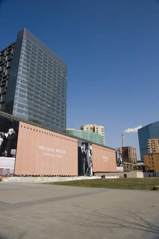 无人,摄影师,广场,竖图,室外,白天,城市,大厦,建筑,商场,北京,中国,亚洲,繁华,楼群,首都,东方,现代化,风景,蓝天,阳光,规划,晴天,雄伟,静谧,市区,东亚,摄像师,中华人民共和国,北京市,京,北平,华北地区,朝阳区,气势,发达,寂静,旅行,高层建筑,北京CBD,北京商务中心区,中国北京大北窑,金地中心,bj174